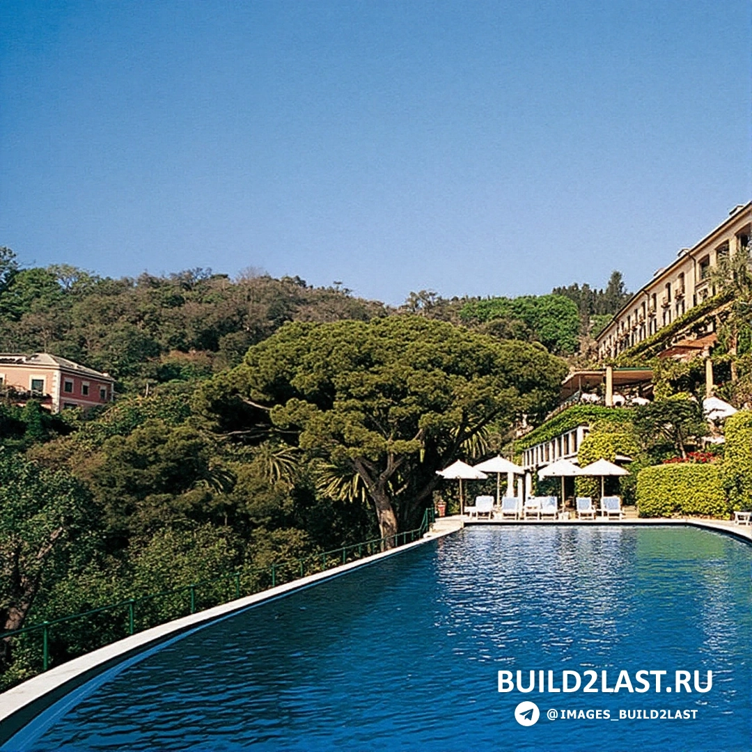 Гостиничный номер отеля Monastero Santa Rosa с комфортной мебелью и атмосферой в Италии.