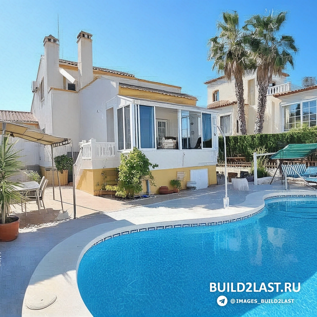 Лежаки и зонты на площадке рядом с бассейном на фоне зелени