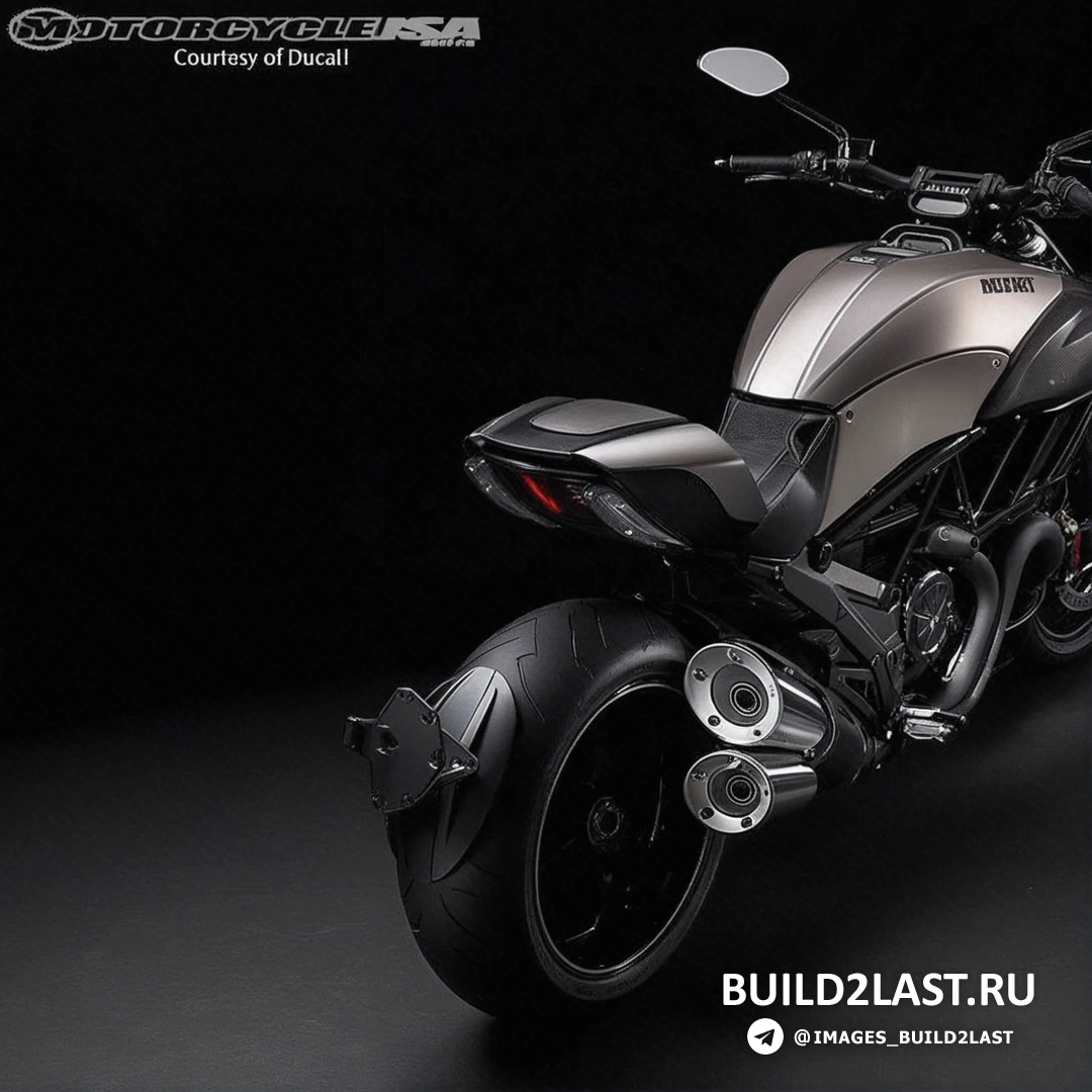 Панель приборов мотоцикла Ducati Diavel Titanium, демонстрирующая высококачественную отделку и элементы управления