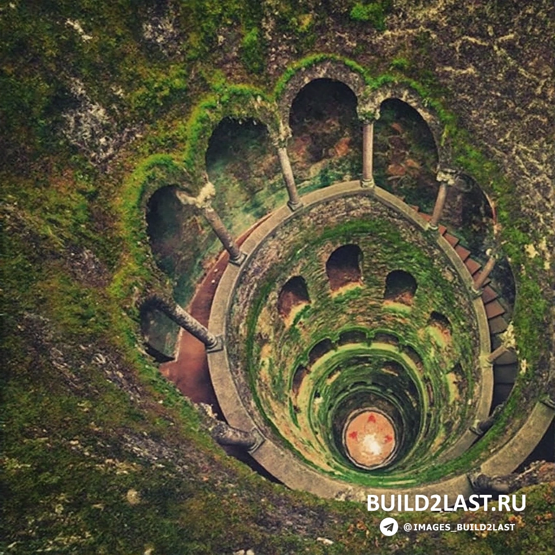 Спиральная лестница, плавно переходящая в потолок с необычным освещением вдоль перил